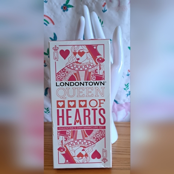 NIB Londontown Queen Of Hearts Galentine Manicure Tool Set w/ 2 Pink Nail Polish - Picture 1 of 4